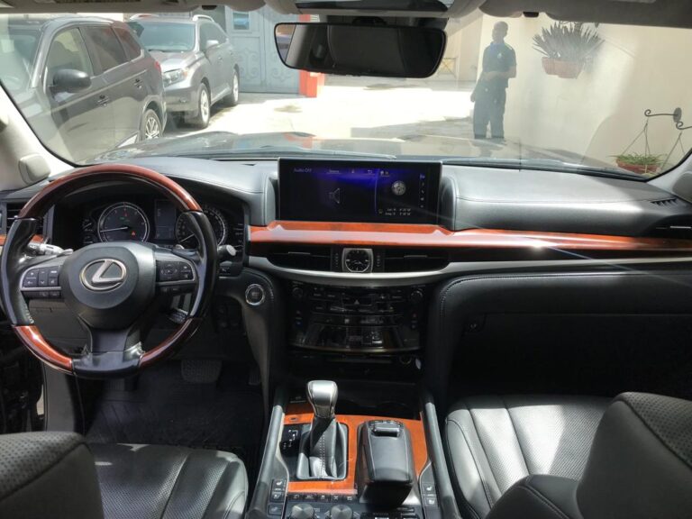 LX570